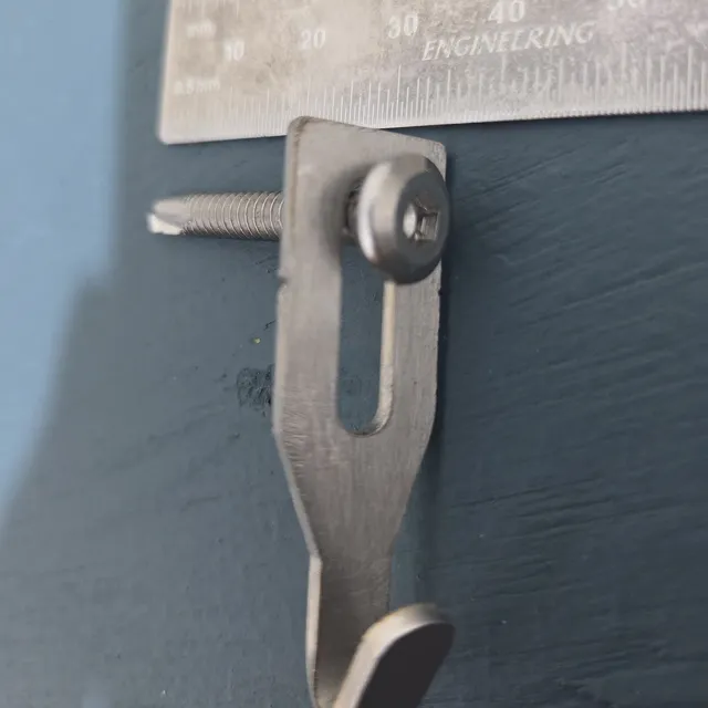 35mm hex-socket self-drilling screw fitted through the slot of a Centre Hook, front view